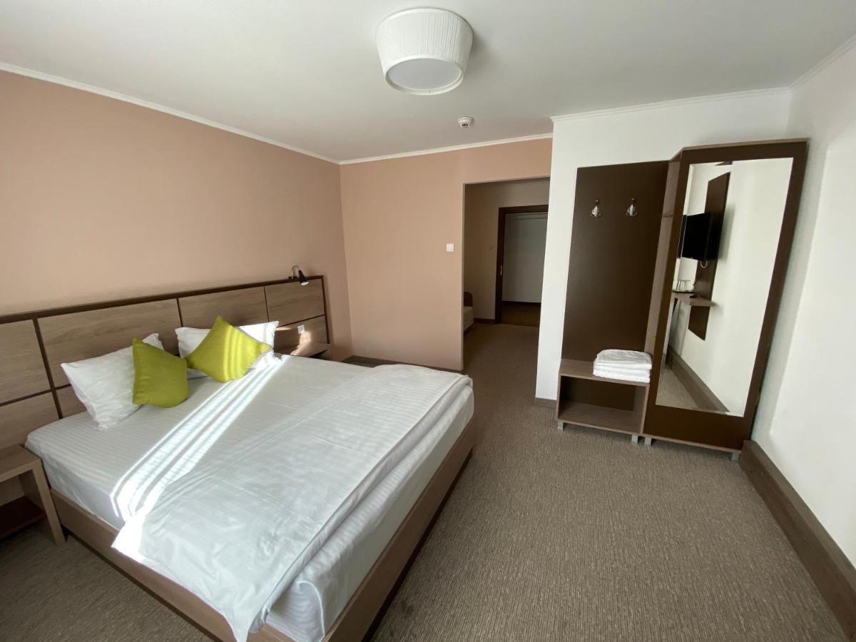 Nueva Park Hotel Brasov Exterior photo